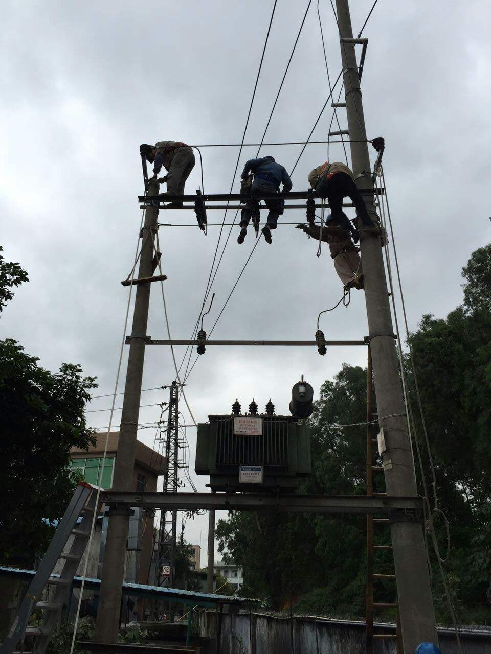 正在進行農(nóng)村變壓器的改造工作 正在進行農(nóng)村變壓器的改造工作